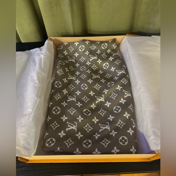 Louis Vuitton Now Silk Shawl - Picture 2 of 3